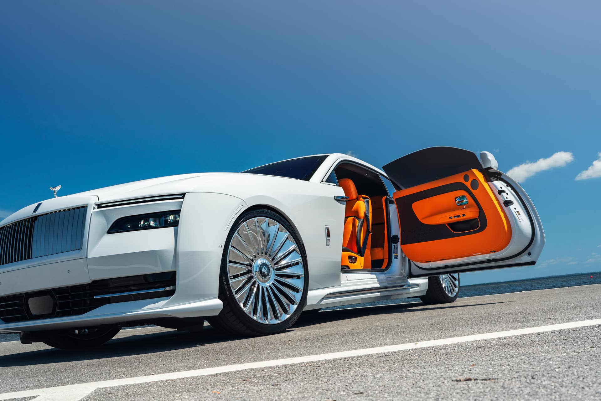 Rolls-Royce Spectre | English White | on 1886 G100 | Brushed Clear
