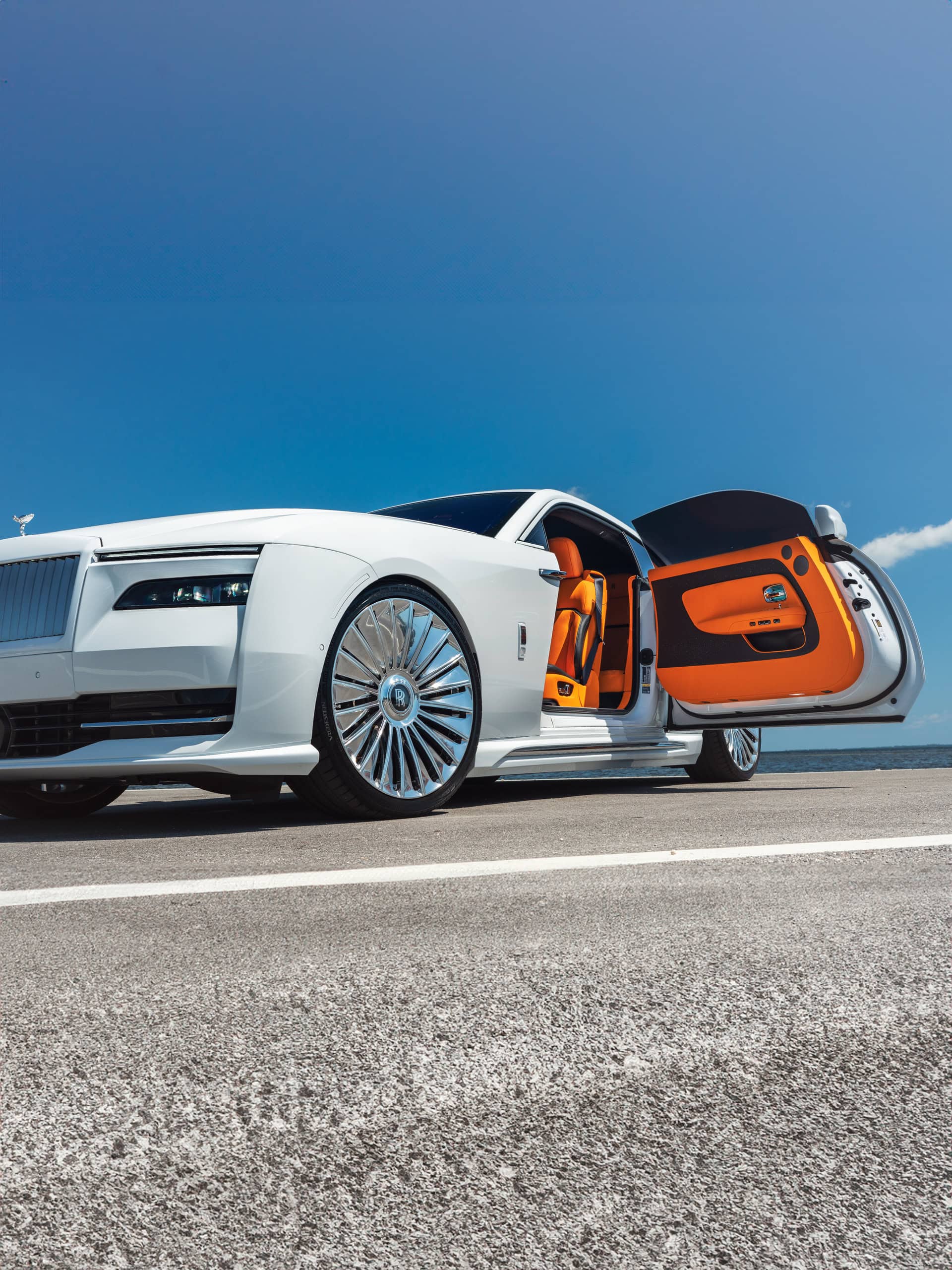 Rolls-Royce Spectre | English White | on 1886 G100 | Brushed Clear