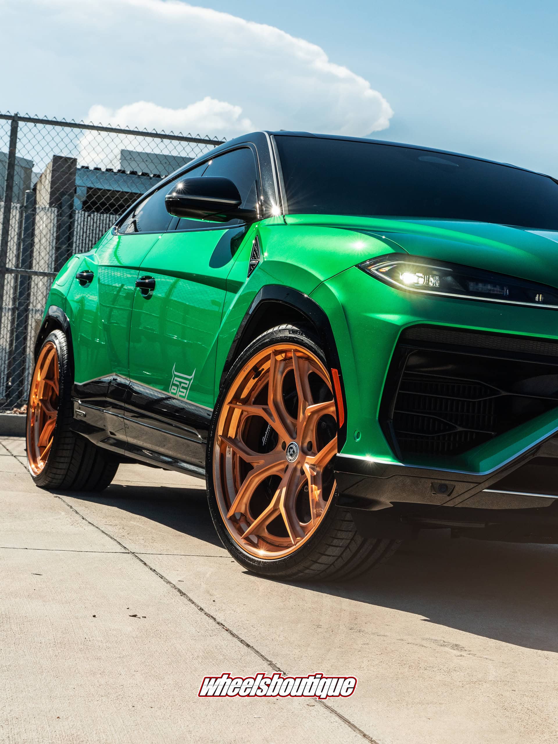 Lamborghini Urus SE on HRE S111SC