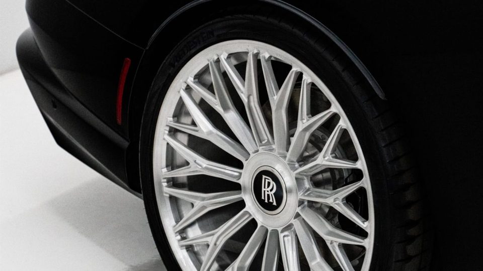 Rolls-Royce Spectre | Black Diamond | 1886 G-015 Wheels | Brushed Clear