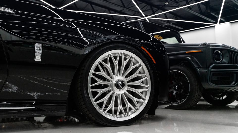Rolls-Royce Spectre | Black Diamond | 1886 G-015 Wheels | Brushed Clear