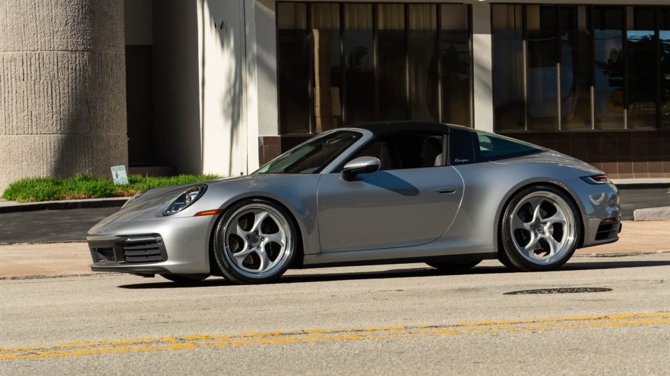 Porsche 992 GTS | Ice Gray Metallic | on HRE 522 FMR | Satin Silver