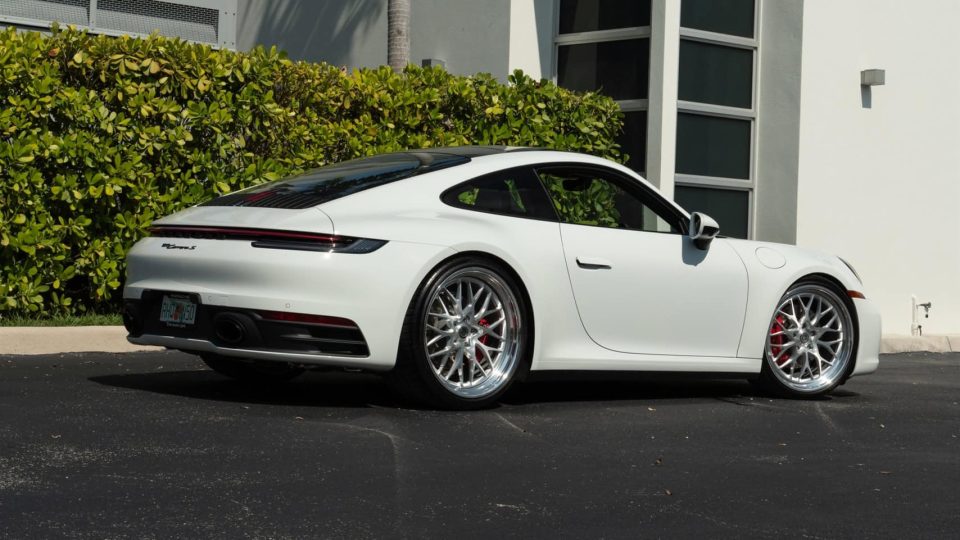 Porsche 992 Carrera S | Carrera White | on HRE 520 FMR | Brushed Clear
