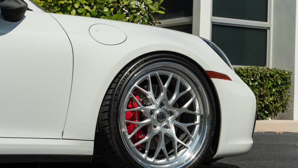 Porsche 992 Carrera S | Carrera White | on HRE 520 FMR | Brushed Clear