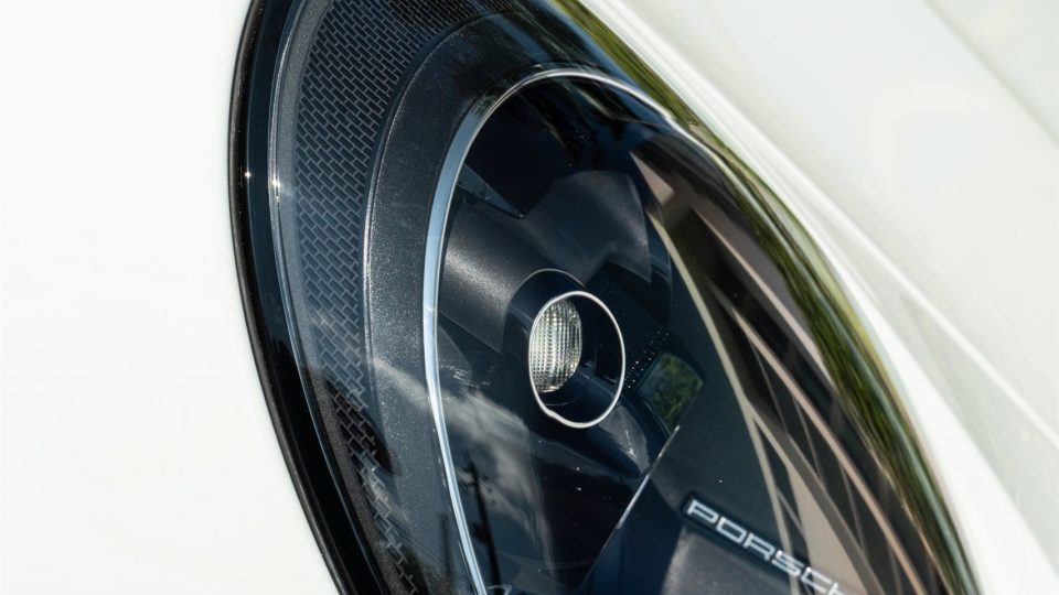 Porsche 992 Carrera S | Carrera White | on HRE 520 FMR | Brushed Clear