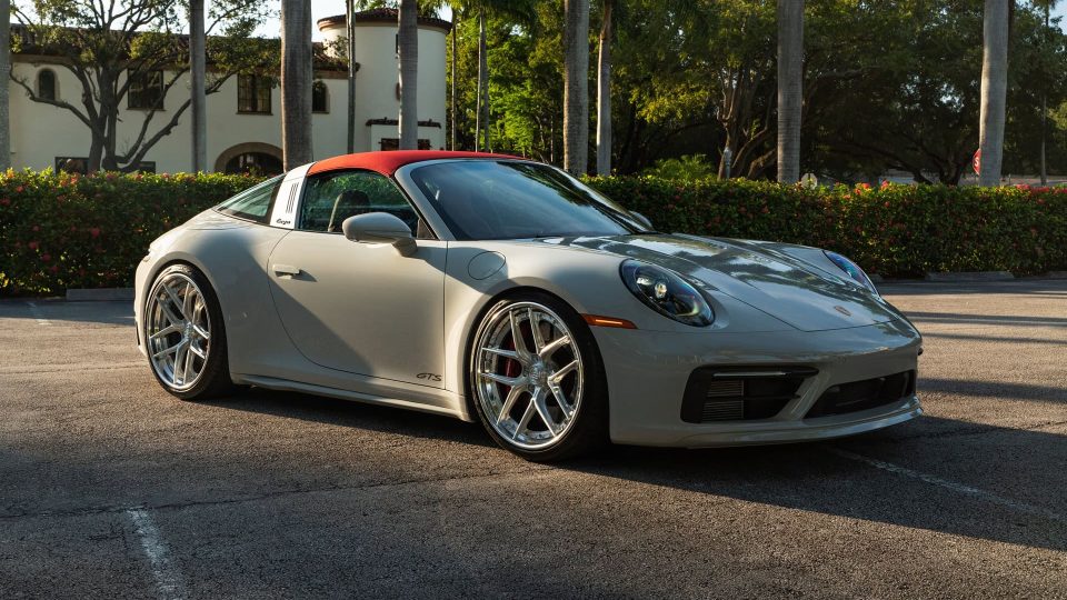 Porsche 992 Targa 4GTS on 1886 Wheels