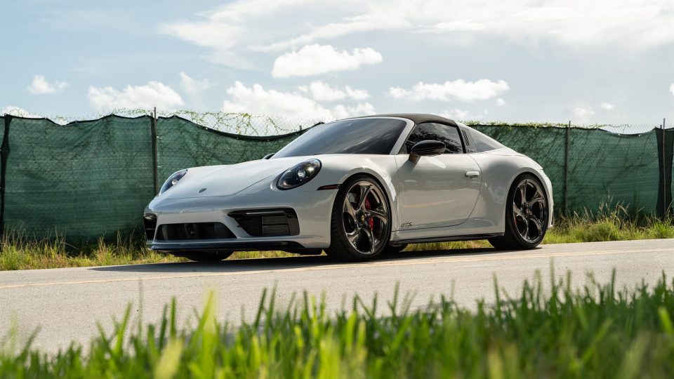 Porsche 992 GTS | Ice Gray Metallic | on HRE 522M | Polished Dark Clear