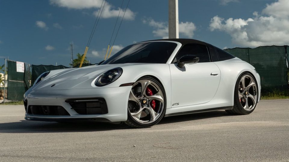 Porsche 992 GTS | Ice Gray Metallic | on HRE 522M | Polished Dark Clear