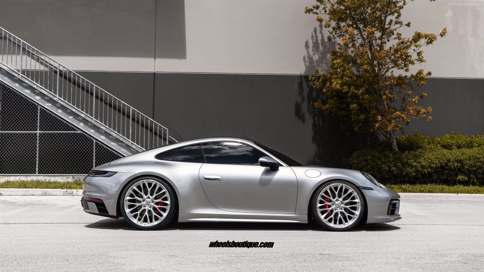 PORSCHE 992 C4S ON HRE P200
