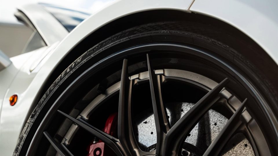 Ferrari 488 Pista | Bianco Avus | on 1886 XR004 | Frozen Polished Liquid Smoke