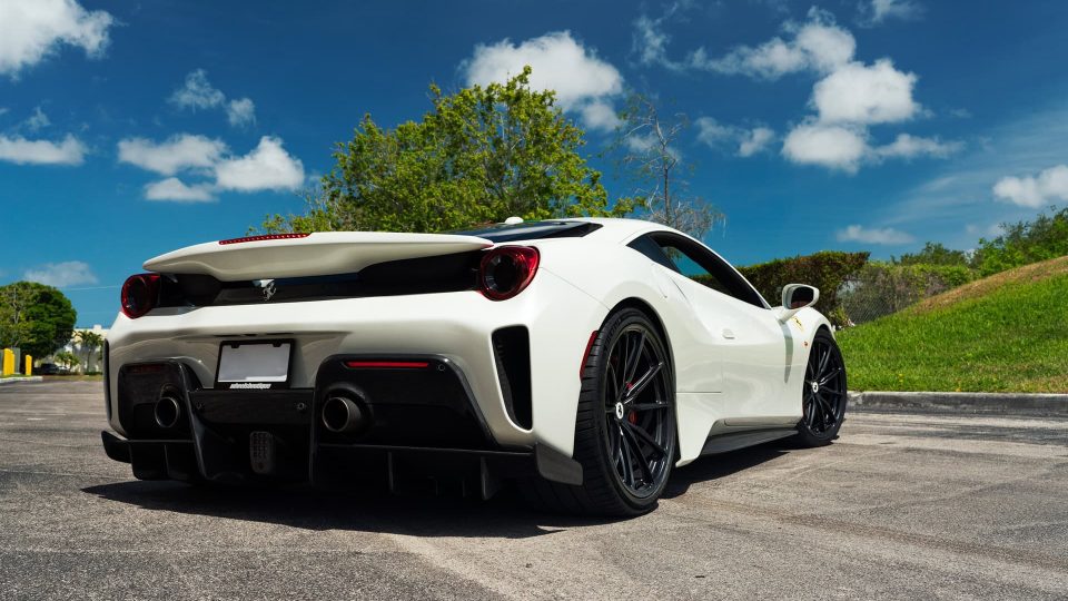 Ferrari 488 Pista | Bianco Avus | on HRE P104SC | Satin Black