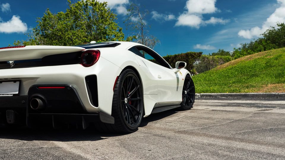 Ferrari 488 Pista | Bianco Avus | on HRE P104SC | Satin Black