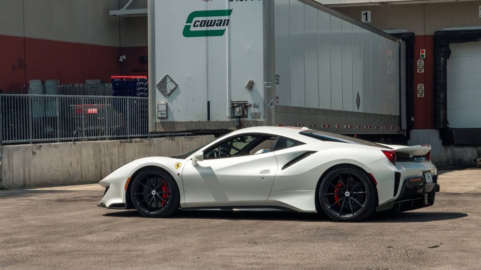 Ferrari 488 Pista | Bianco Avus | on HRE P104SC | Satin Black