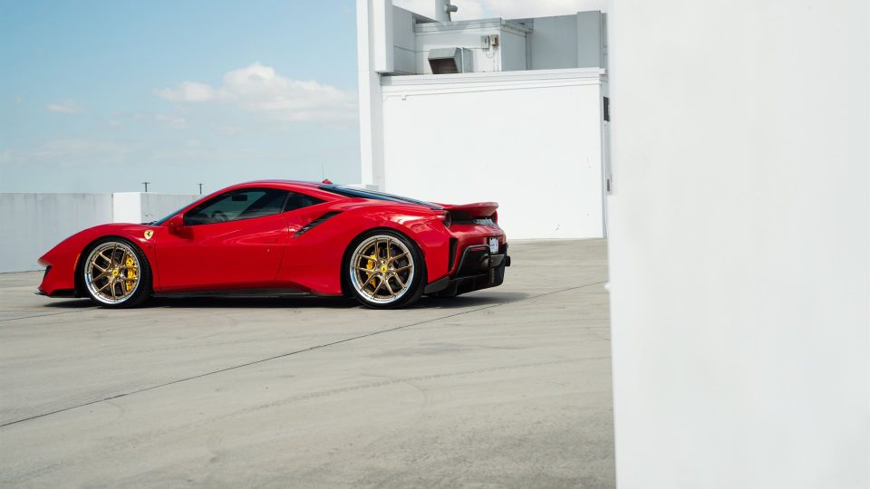 Ferrari 488 Pista | Rosso Scuderia | on HRE S101SC | Brushed Champagne