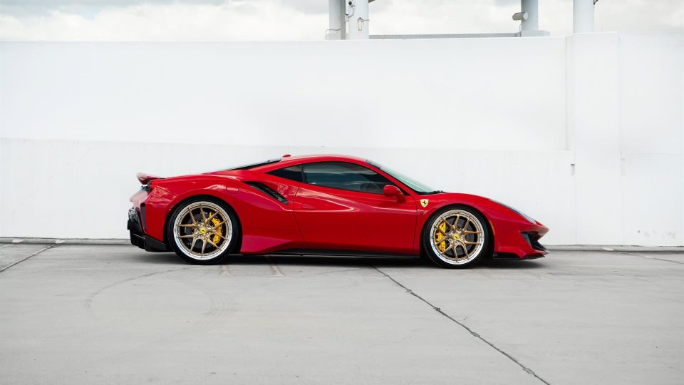 Ferrari 488 Pista | Rosso Scuderia | on HRE S101SC | Brushed Champagne