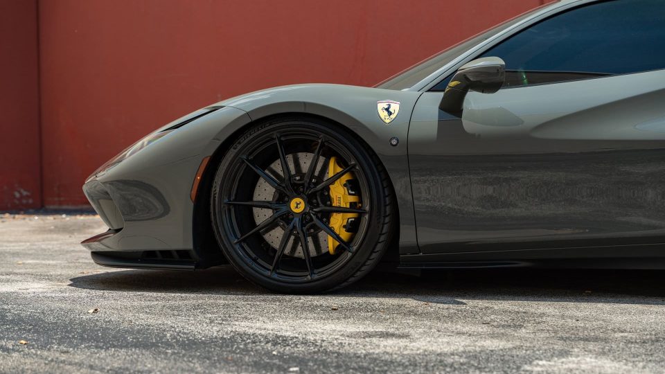 Ferarri F8 | Grigio Medio | on HRE P104SC | Gloss Black