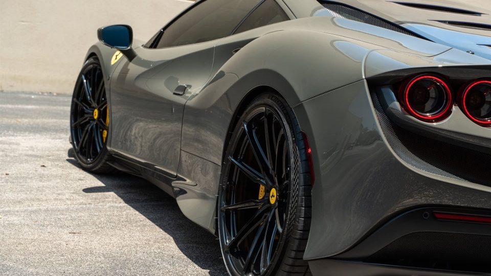 Ferarri F8 | Grigio Medio | on HRE P104SC | Gloss Black