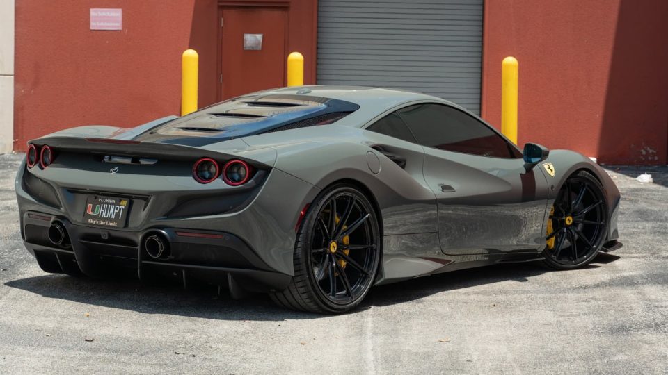 Ferarri F8 | Grigio Medio | on HRE P104SC | Gloss Black