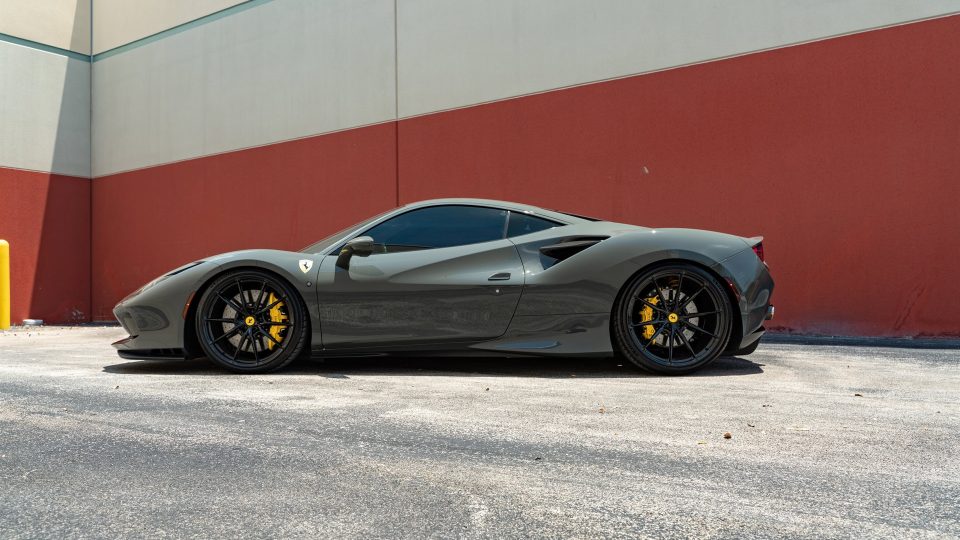 Ferarri F8 | Grigio Medio | on HRE P104SC | Gloss Black