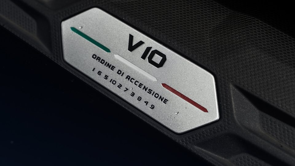 Lamborghini Huracan | Nero Noctis | on HRE 527 FMR | Satin White Gold