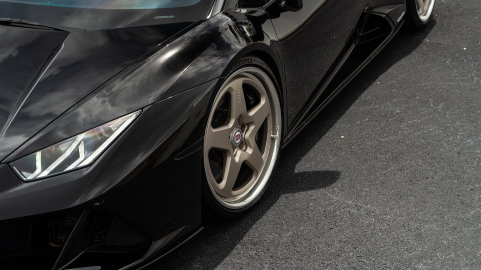 Lamborghini Huracan | Nero Noctis | on HRE 527 FMR | Satin White Gold