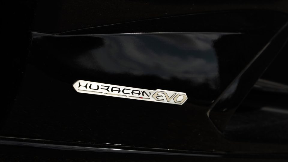 Lamborghini Huracan | Nero Noctis | on HRE 527 FMR | Satin White Gold