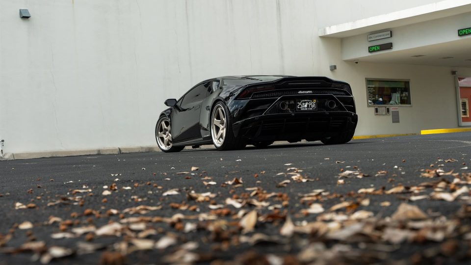 Lamborghini Huracan | Nero Noctis | on HRE 527 FMR | Satin White Gold
