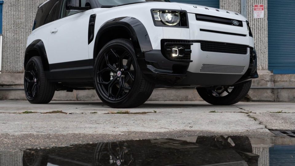 Land Rover Discovery 90 | Fuji White | on HRE P11SC | Gloss Black | Urban Automotive Widetrack Kit