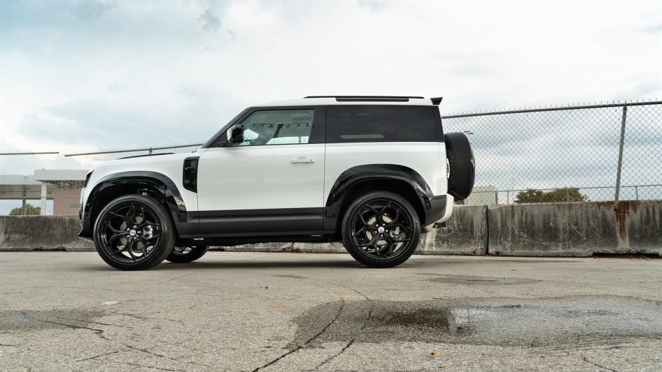 Land Rover Discovery 90 | Fuji White | on HRE P11SC | Gloss Black | Urban Automotive Widetrack Kit