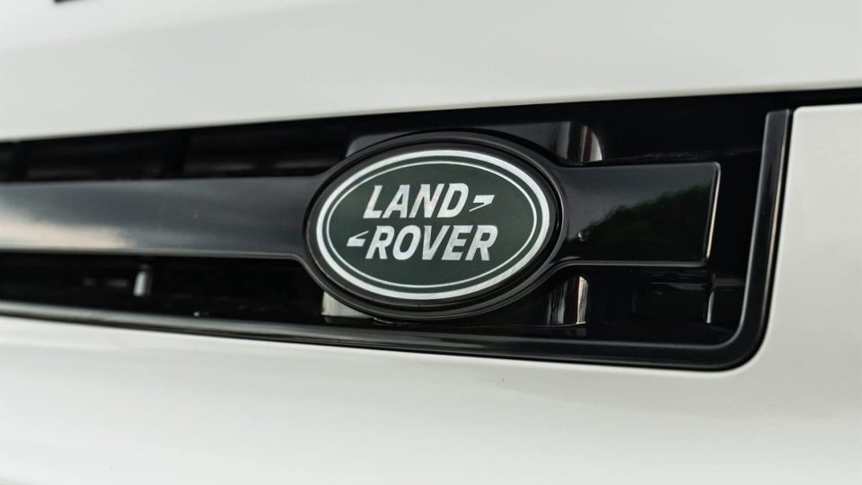 Land Rover Discovery 90 | Fuji White | on HRE P11SC | Gloss Black | Urban Automotive Widetrack Kit