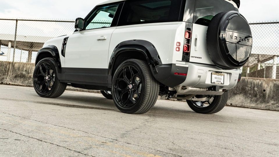 Land Rover Discovery 90 | Fuji White | on HRE P11SC | Gloss Black | Urban Automotive Widetrack Kit