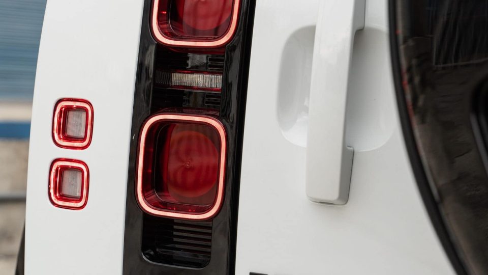 Land Rover Discovery 90 | Fuji White | on HRE P11SC | Gloss Black | Urban Automotive Widetrack Kit