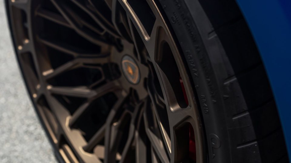 Lamborghini Revuelto | Blu Eleos | on Avant Garde AGL80 | Satin Bronze