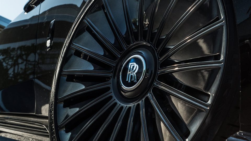 a Rolls Royce Spectre | 1886 G100
