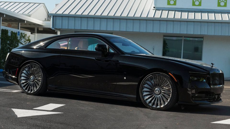 a Rolls Royce Spectre | 1886 G100