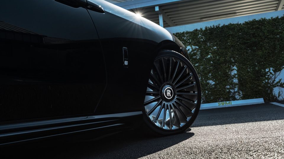 a Rolls Royce Spectre | 1886 G100