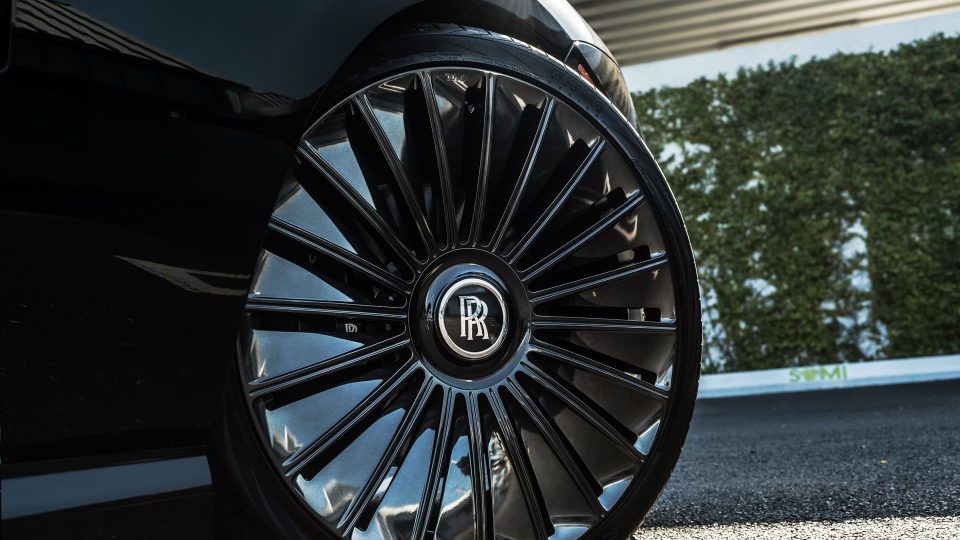 a Rolls Royce Spectre | 1886 G100