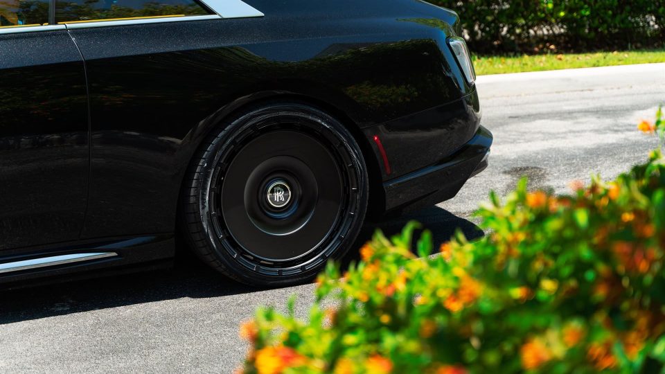 Rolls Royce Spectre | Crystal Over Black | on Novitec SP3 | Satin Black