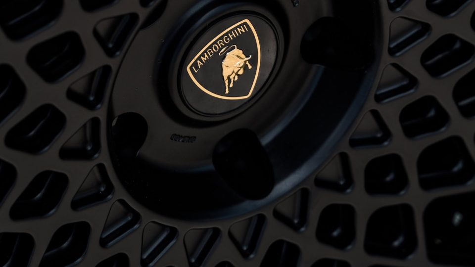 Lamborghini Urus | Rosso Mars | on 1886 S009 | Satin Black