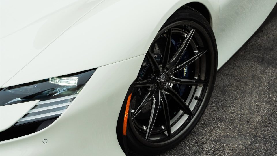 Ferrari SF90 | Bianco Avus | on 1886 G010 | Polished Liquid Smoke