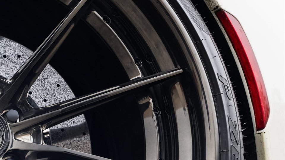 Ferrari SF90 | Bianco Avus | on 1886 G010 | Polished Liquid Smoke