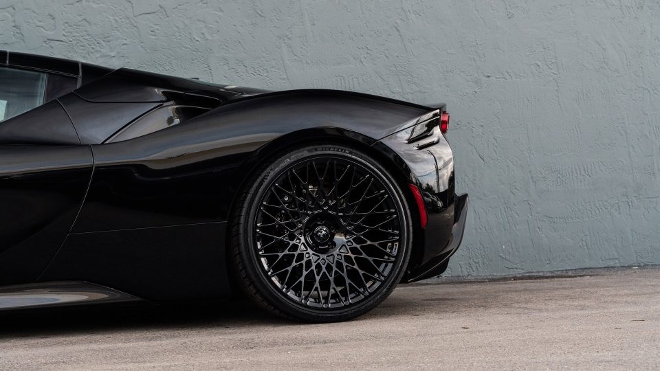 Ferrari SF90 | Nero | on HRE 501M | Gloss Black