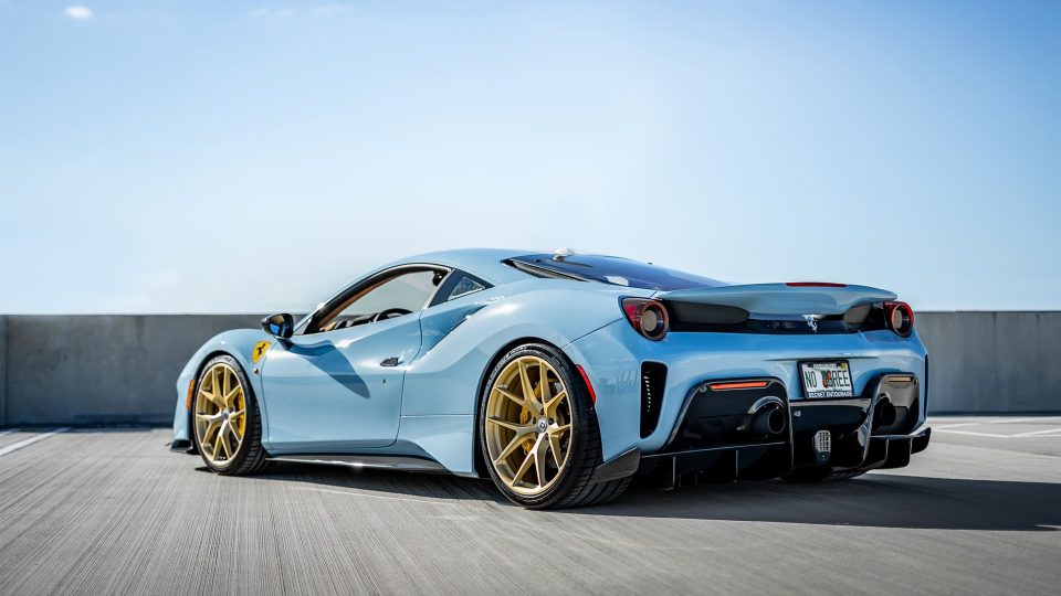 Ferrari 488 Pista | Azurro La Plata | HRE P101 | Frozen Brushed Gold