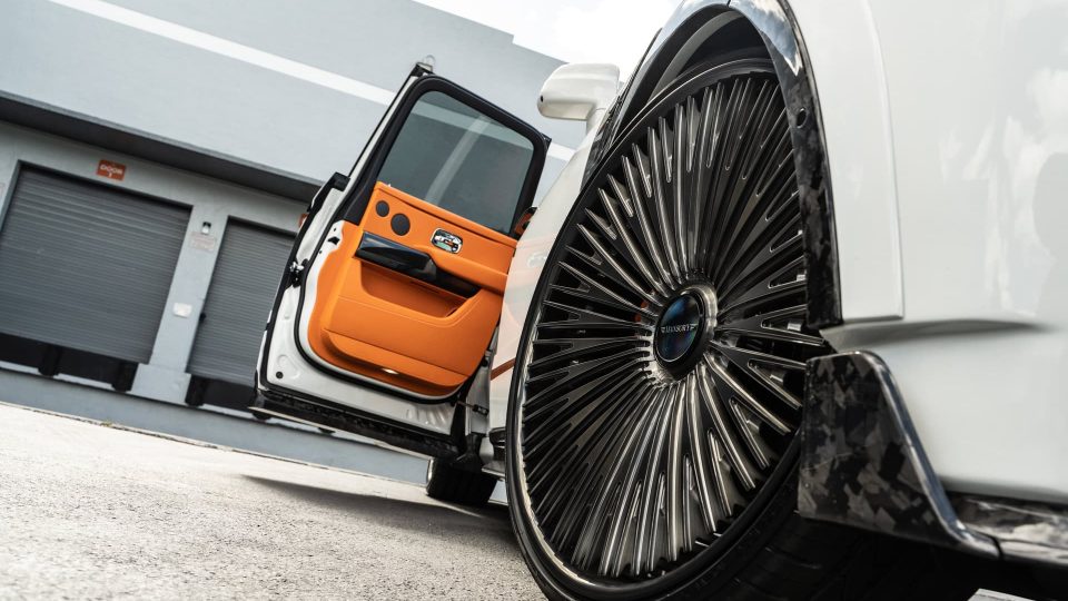 Rolls Royce Cullinan | English White | on 1886 G007 | Mirror Polished Smoke