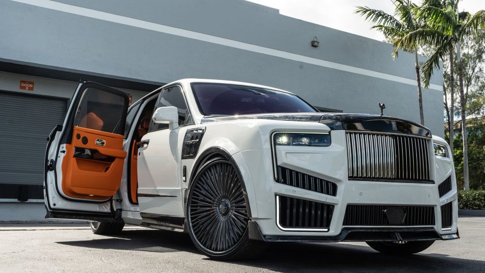 Rolls Royce Cullinan | English White | on 1886 G007 | Mirror Polished Smoke
