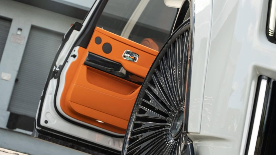 Rolls Royce Cullinan | English White | on 1886 G007 | Mirror Polished Smoke