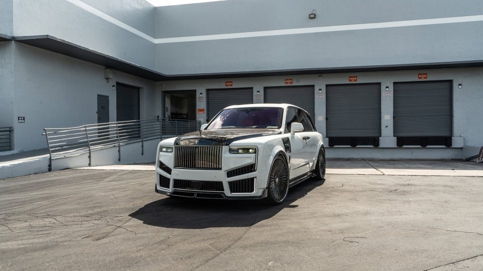 Rolls Royce Cullinan | English White | on 1886 G007 | Mirror Polished Smoke