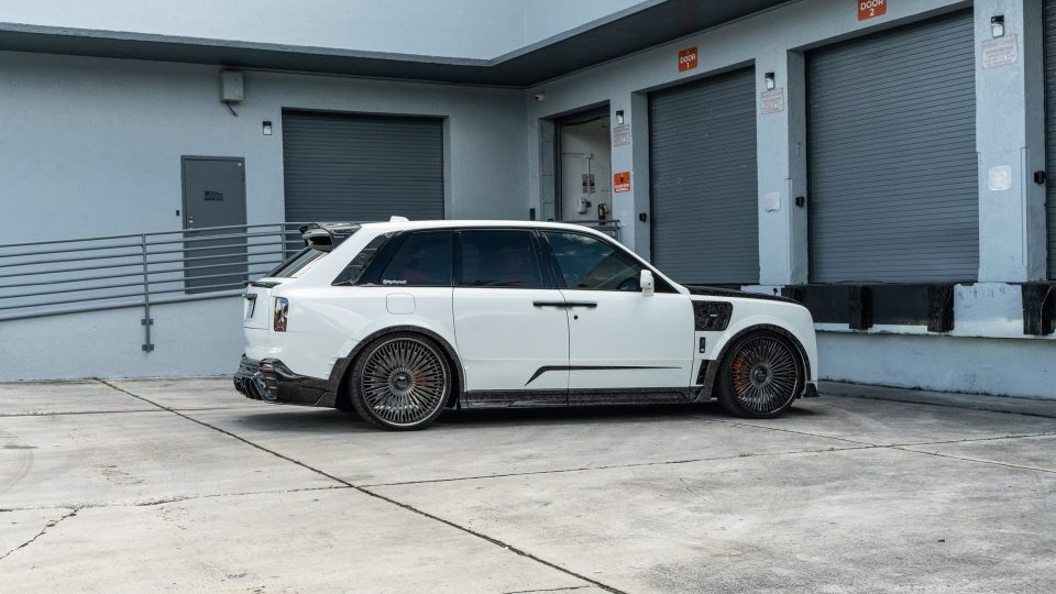 Rolls Royce Cullinan | English White | on 1886 G007 | Mirror Polished Smoke
