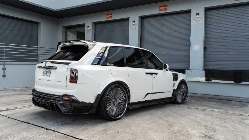 Rolls Royce Cullinan | English White | on 1886 G007 | Mirror Polished Smoke