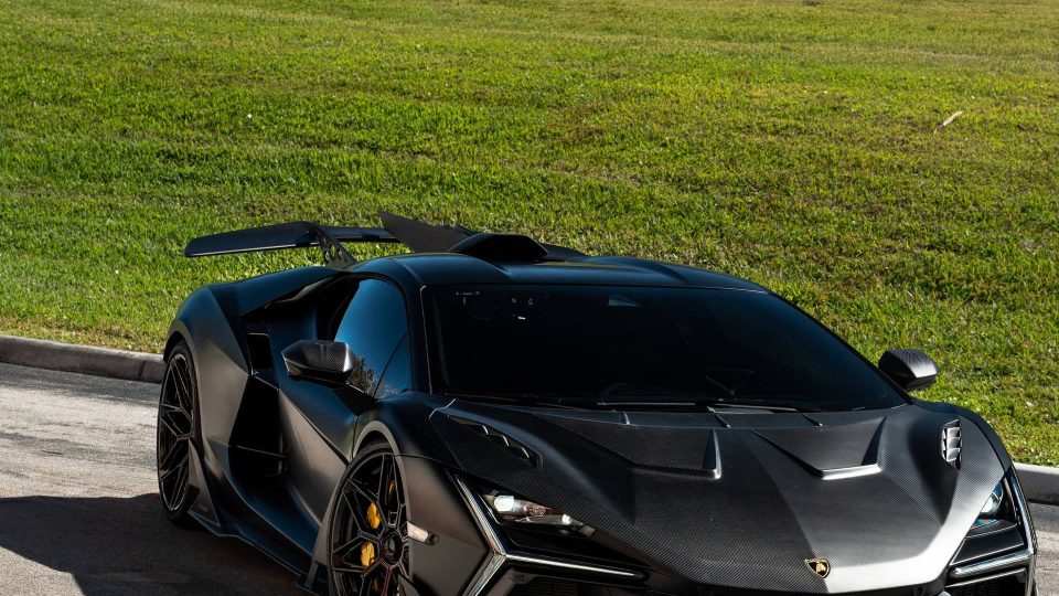 Duke Dynamics Revuelto | Nero | on Vossen S21-08 Wheels | Gloss Black